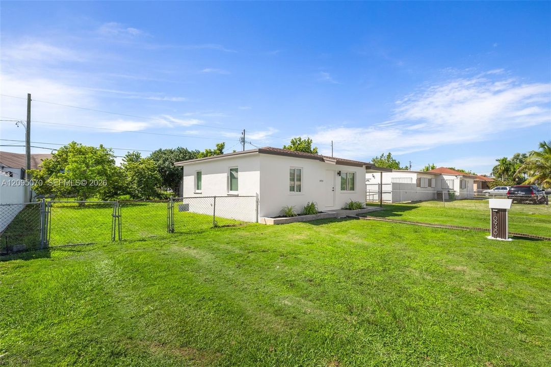 For Sale: $459,000 (2 beds, 1 baths, 720 Square Feet)