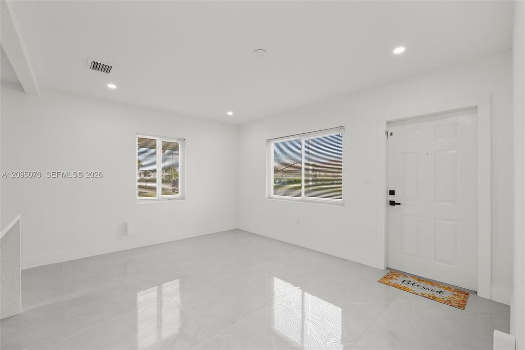 For Sale: $459,000 (2 beds, 1 baths, 720 Square Feet)