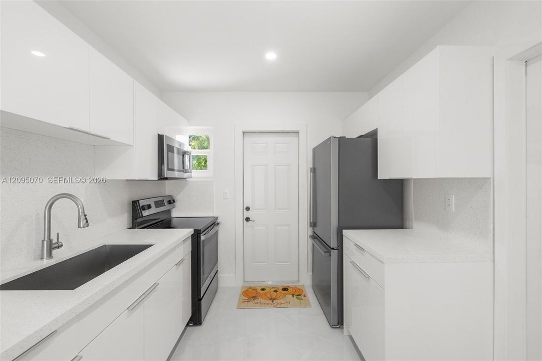 For Sale: $459,000 (2 beds, 1 baths, 720 Square Feet)