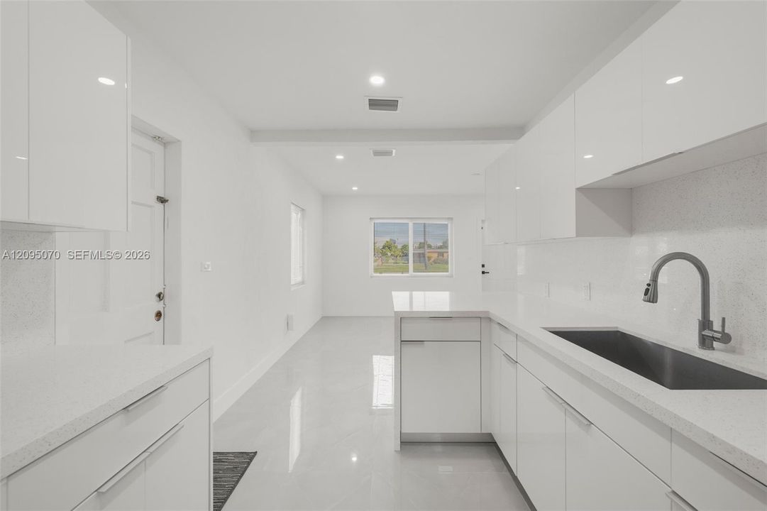For Sale: $459,000 (2 beds, 1 baths, 720 Square Feet)