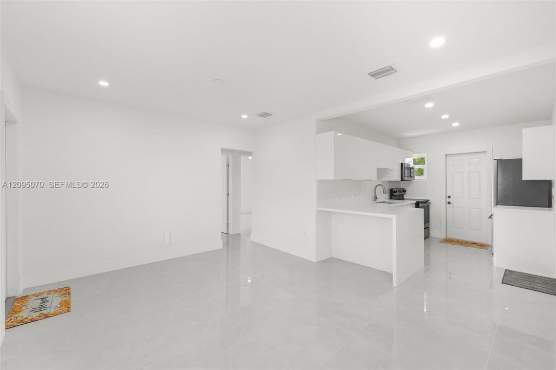 For Sale: $459,000 (2 beds, 1 baths, 720 Square Feet)