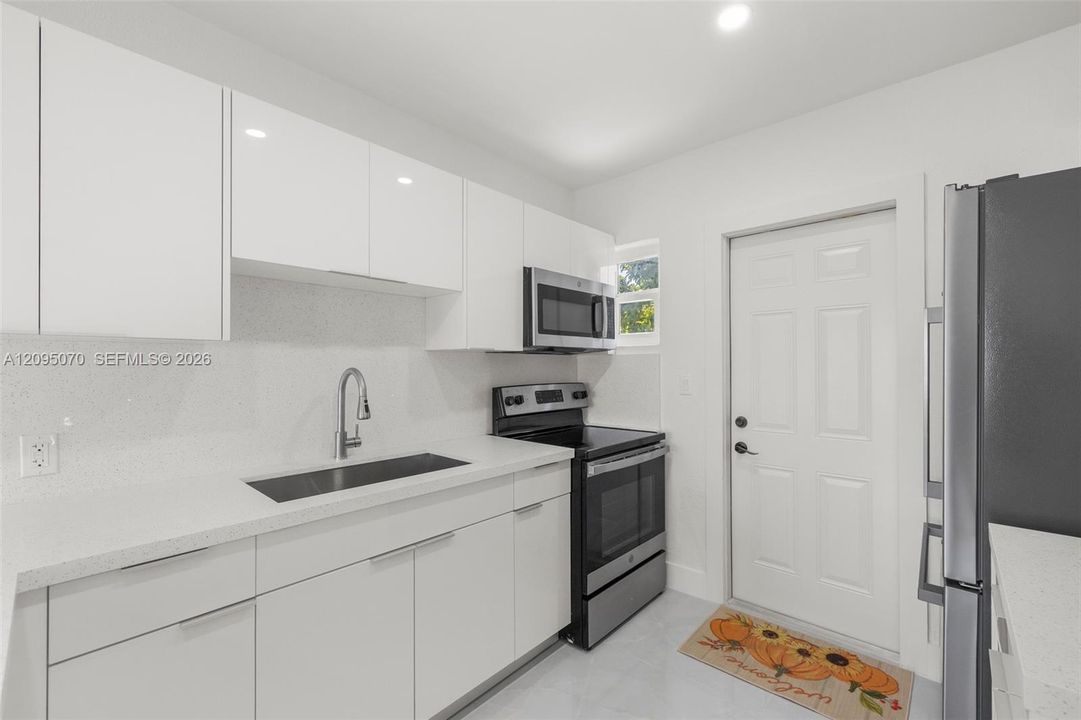 For Sale: $459,000 (2 beds, 1 baths, 720 Square Feet)