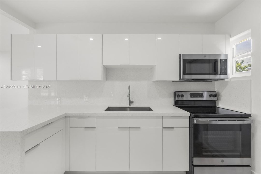For Sale: $459,000 (2 beds, 1 baths, 720 Square Feet)