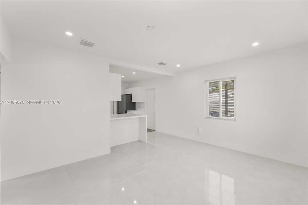 For Sale: $459,000 (2 beds, 1 baths, 720 Square Feet)