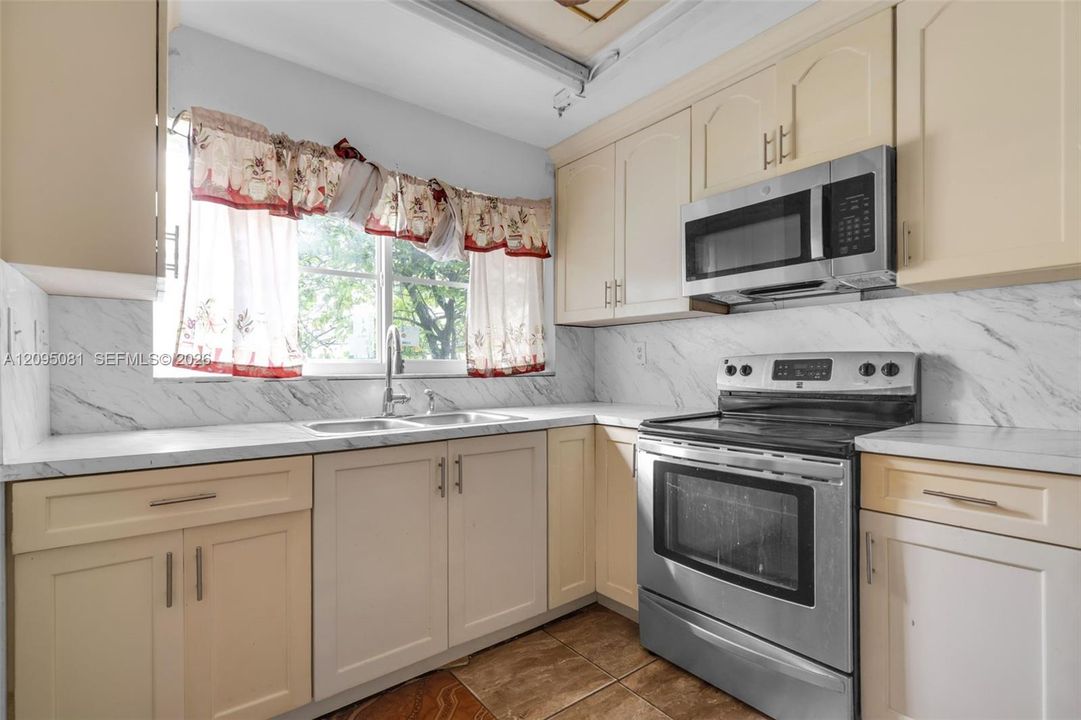 For Rent: $1,800 (2 beds, 2 baths, 980 Square Feet)