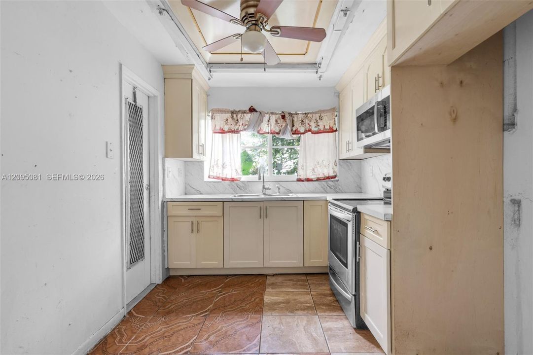 For Rent: $1,800 (2 beds, 2 baths, 980 Square Feet)