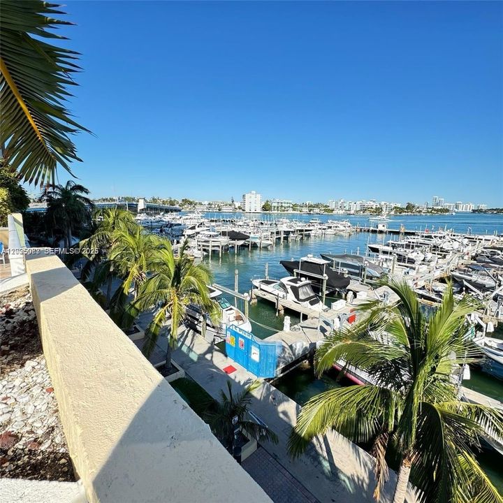 For Rent: $2,690 (2 beds, 2 baths, 1030 Square Feet)
