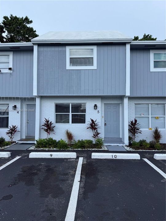 For Rent: $1,950 (2 beds, 1 baths, 950 Square Feet)