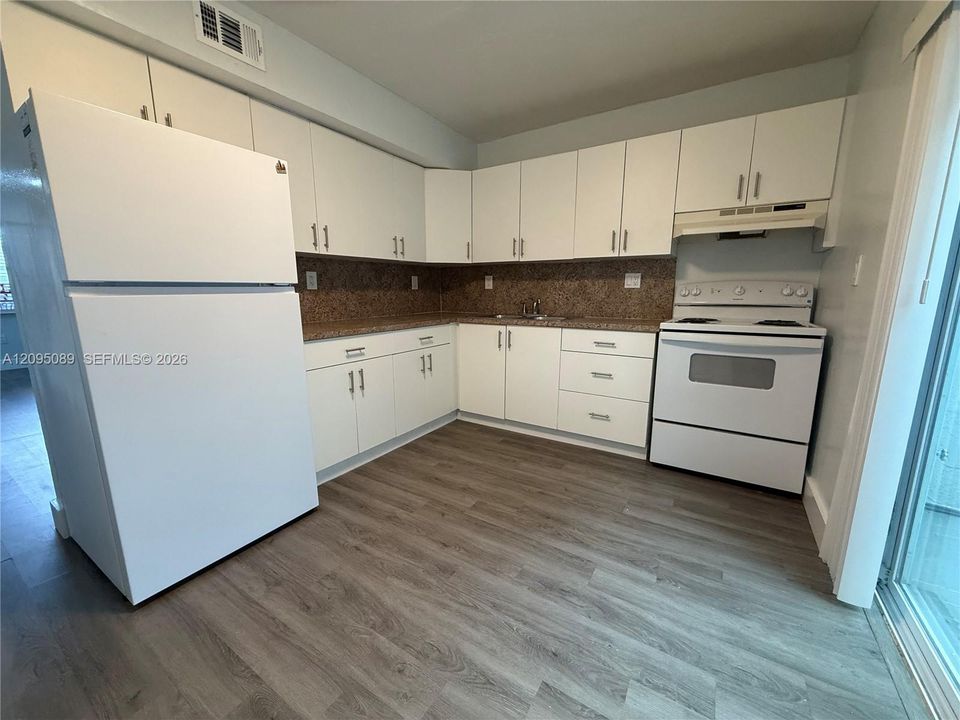 For Rent: $1,950 (2 beds, 1 baths, 950 Square Feet)