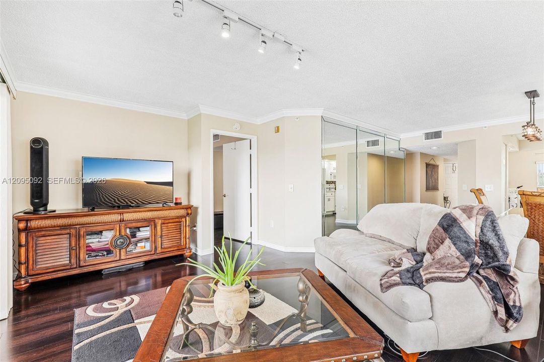 En Venta: $295,000 (2 camas, 2 baños, 1533 Pies cuadrados)
