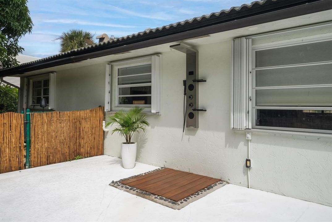 4526 St Andrews - pool shower
