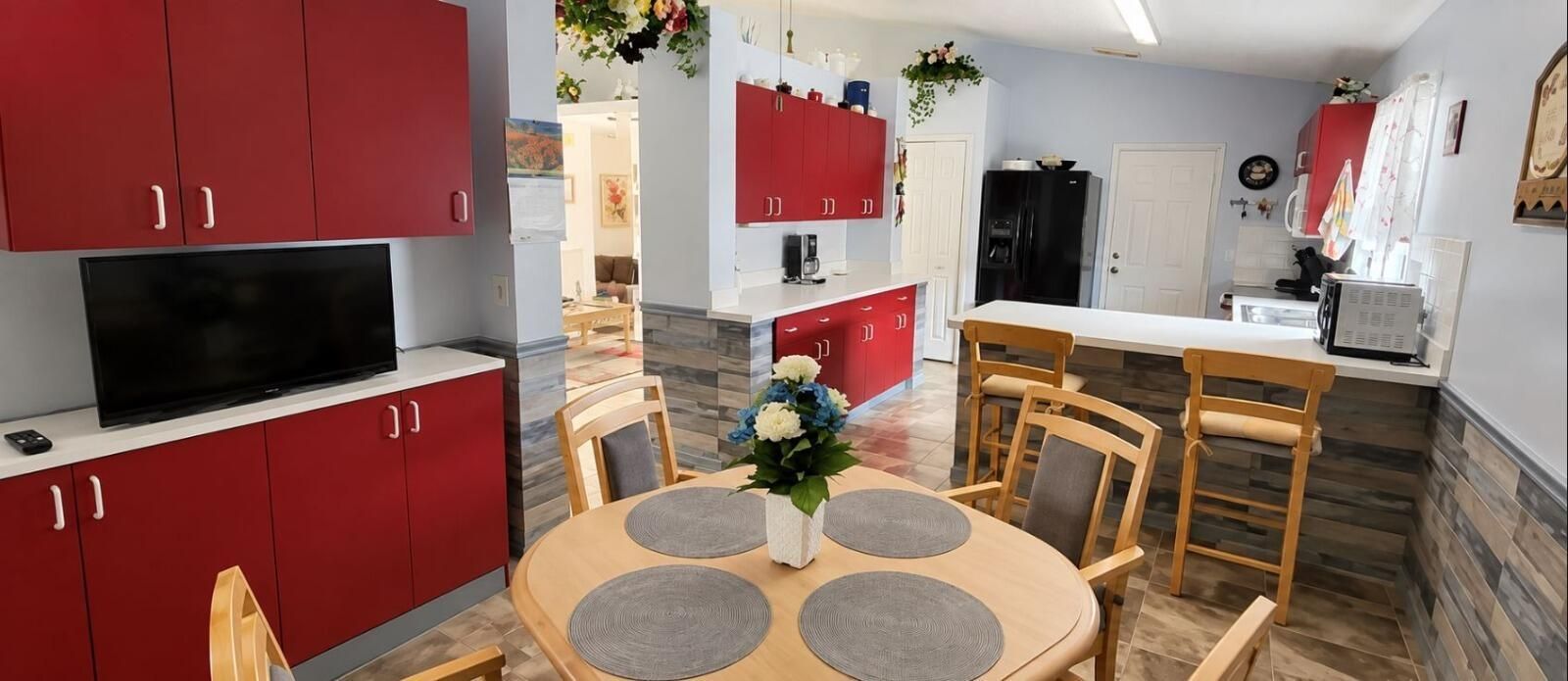 Kitchen & Dining Area