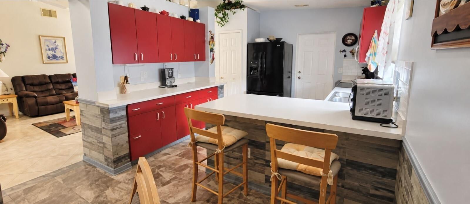 Kitchen with Breakfast Bar