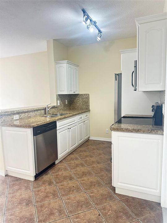 For Rent: $2,750 (2 beds, 1 baths, 979 Square Feet)