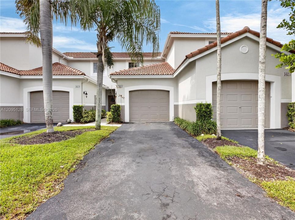 For Rent: $2,750 (2 beds, 1 baths, 979 Square Feet)