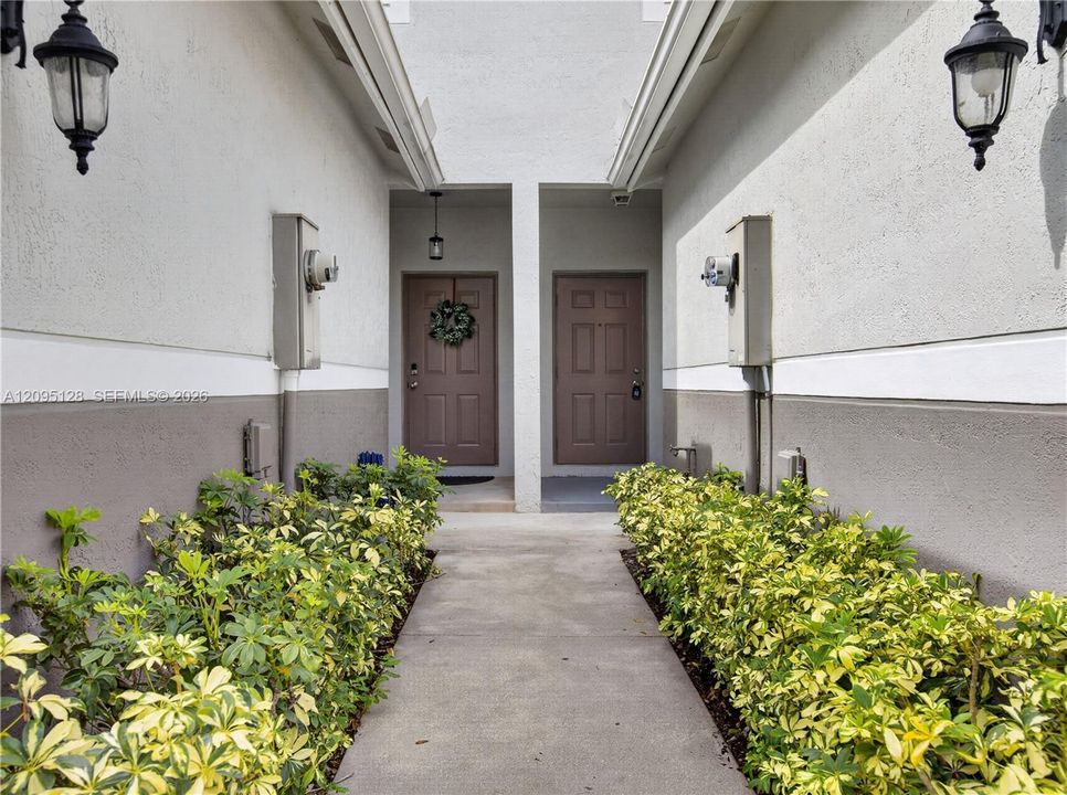 For Rent: $2,750 (2 beds, 1 baths, 979 Square Feet)