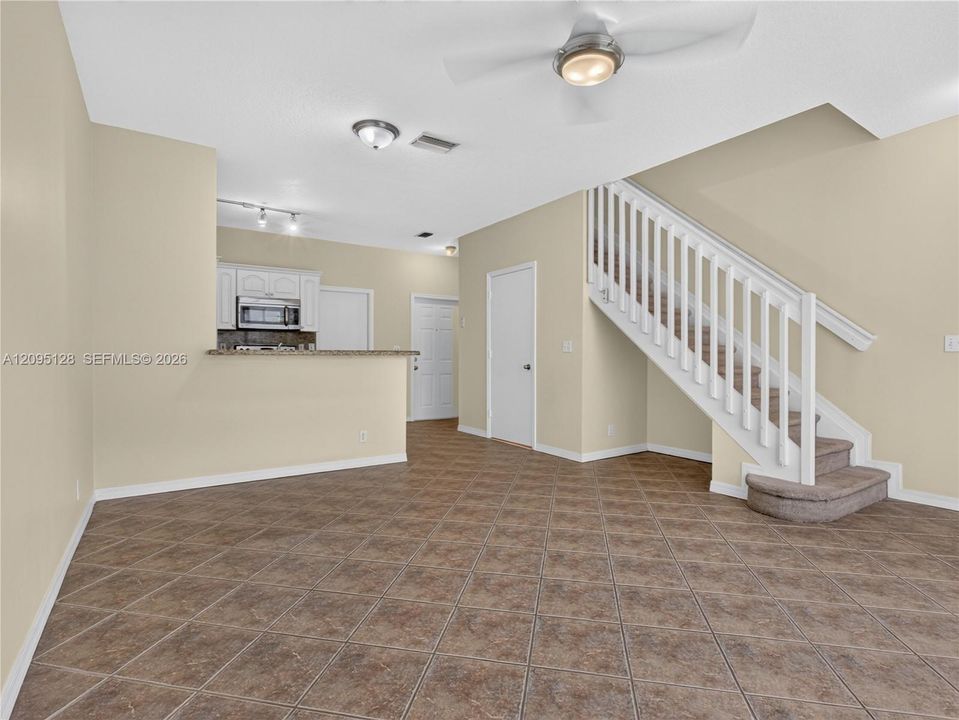 For Rent: $2,750 (2 beds, 1 baths, 979 Square Feet)