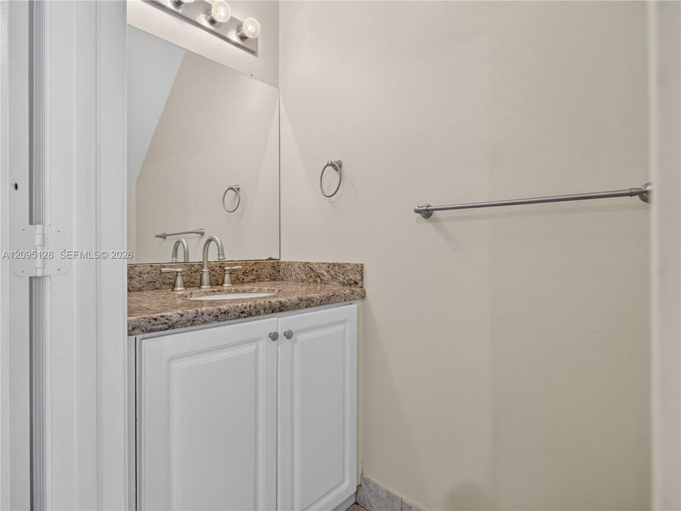 For Rent: $2,750 (2 beds, 1 baths, 979 Square Feet)