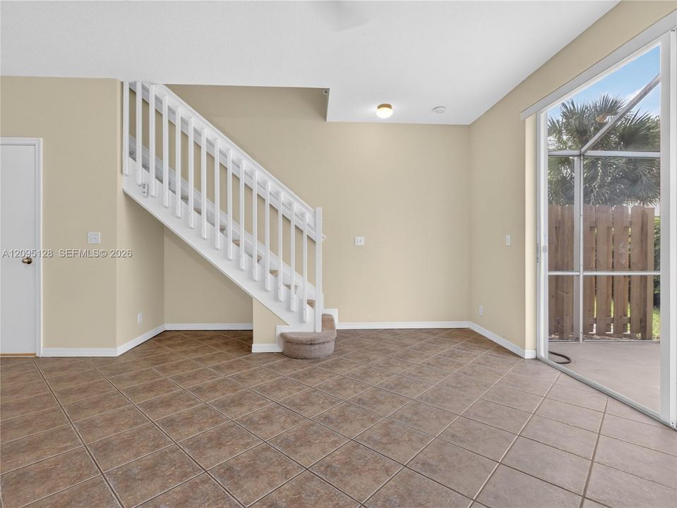 For Rent: $2,750 (2 beds, 1 baths, 979 Square Feet)