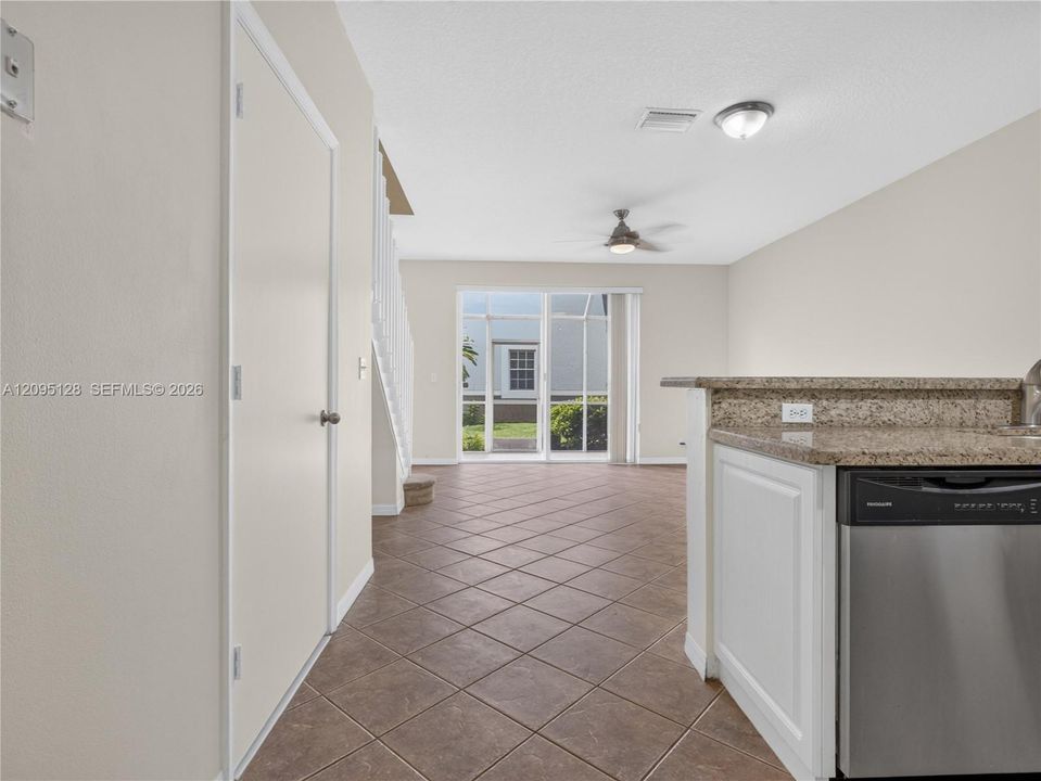 For Rent: $2,750 (2 beds, 1 baths, 979 Square Feet)