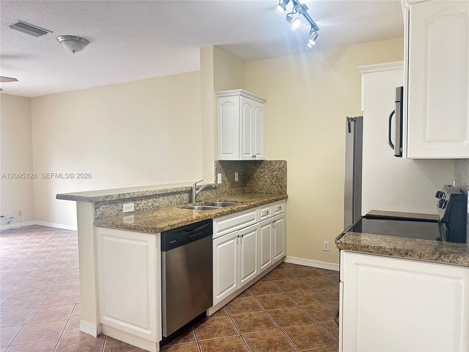 For Rent: $2,750 (2 beds, 1 baths, 979 Square Feet)