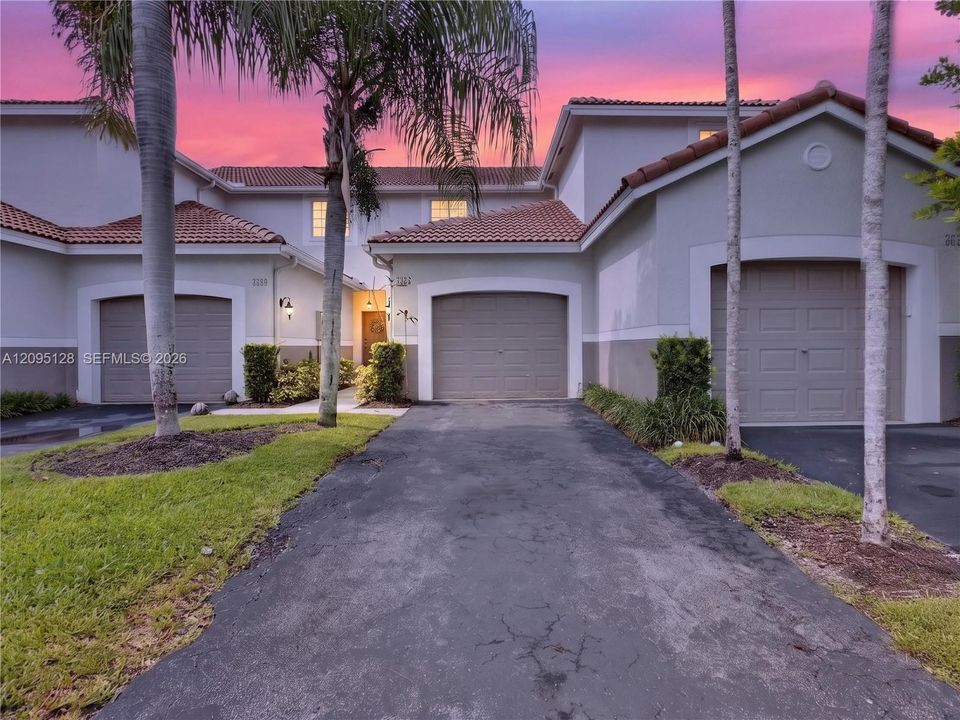 For Rent: $2,750 (2 beds, 1 baths, 979 Square Feet)