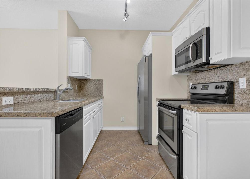 For Rent: $2,750 (2 beds, 1 baths, 979 Square Feet)