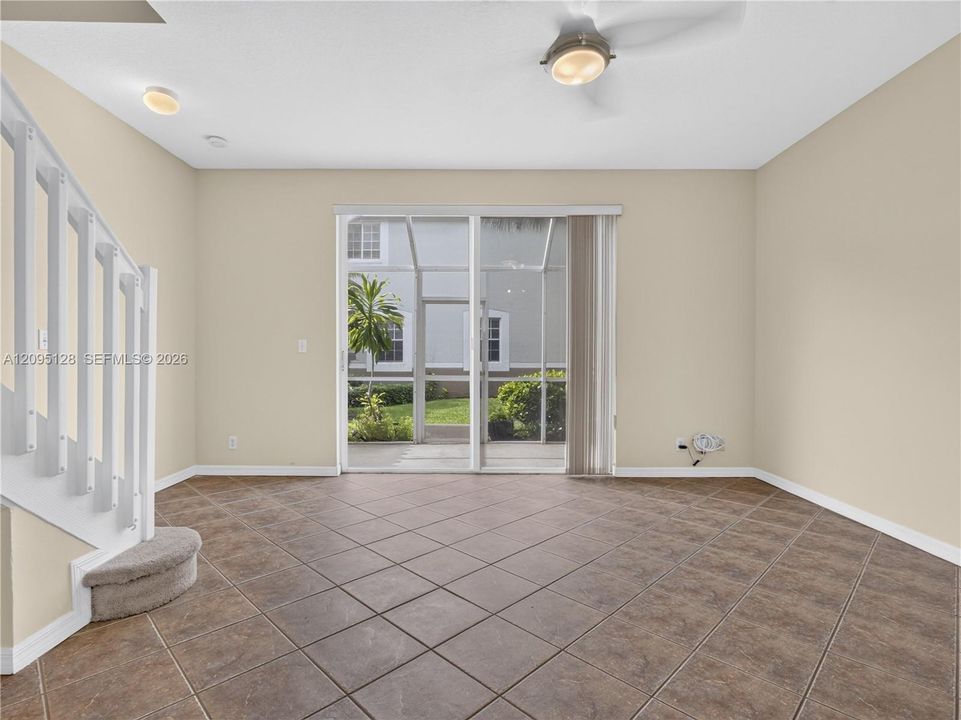 For Rent: $2,750 (2 beds, 1 baths, 979 Square Feet)