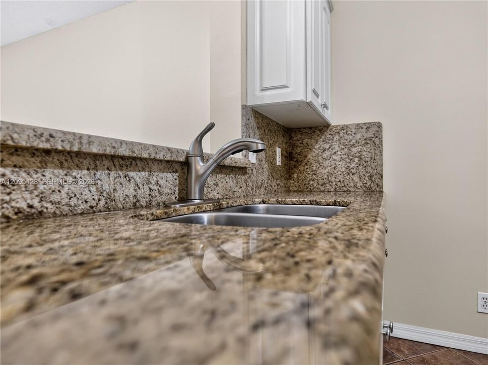 For Rent: $2,750 (2 beds, 1 baths, 979 Square Feet)