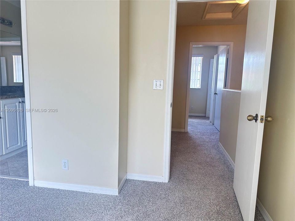 For Rent: $2,750 (2 beds, 1 baths, 979 Square Feet)