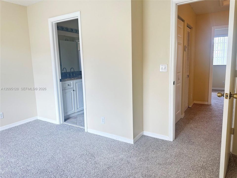 For Rent: $2,750 (2 beds, 1 baths, 979 Square Feet)