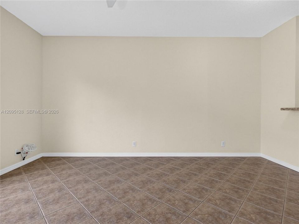 For Rent: $2,750 (2 beds, 1 baths, 979 Square Feet)