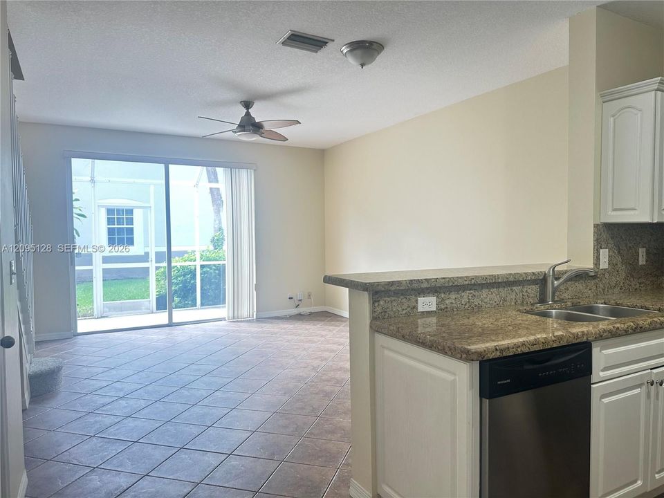 For Rent: $2,750 (2 beds, 1 baths, 979 Square Feet)