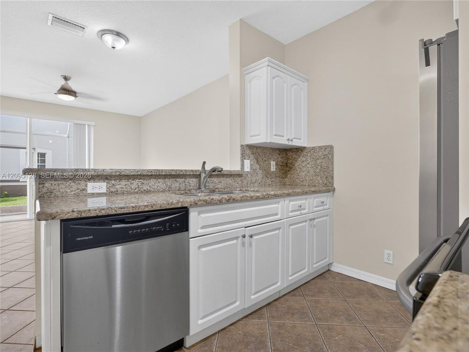 For Rent: $2,750 (2 beds, 1 baths, 979 Square Feet)