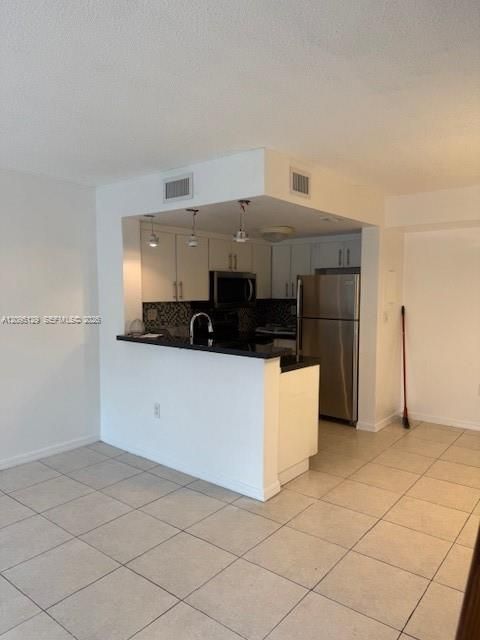 For Rent: $2,260 (2 beds, 2 baths, 859 Square Feet)