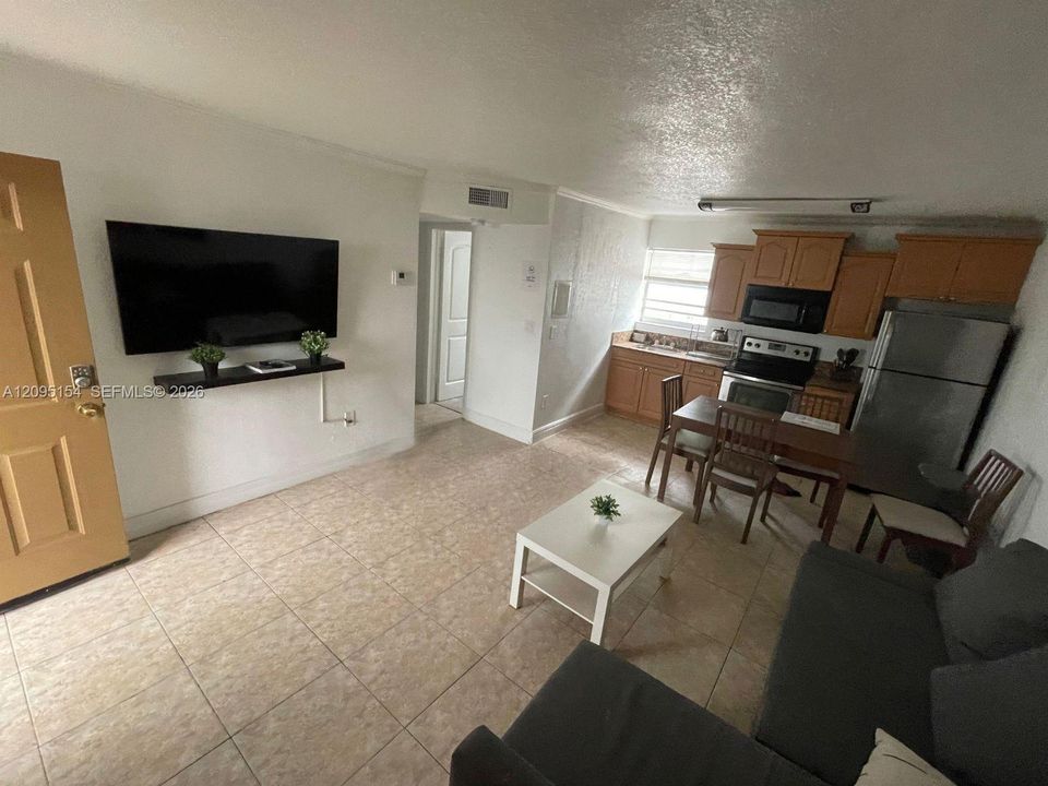For Rent: $2,000 (2 beds, 1 baths, 4648 Square Feet)