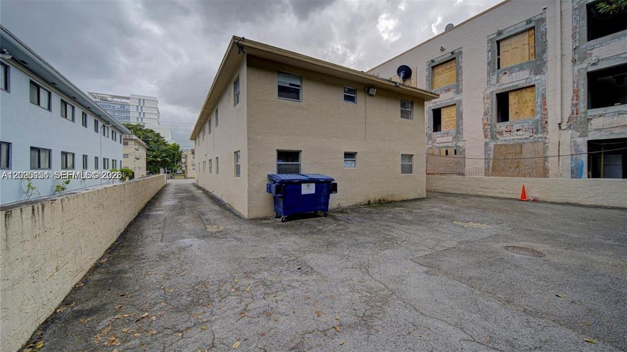 For Rent: $2,000 (2 beds, 1 baths, 4648 Square Feet)