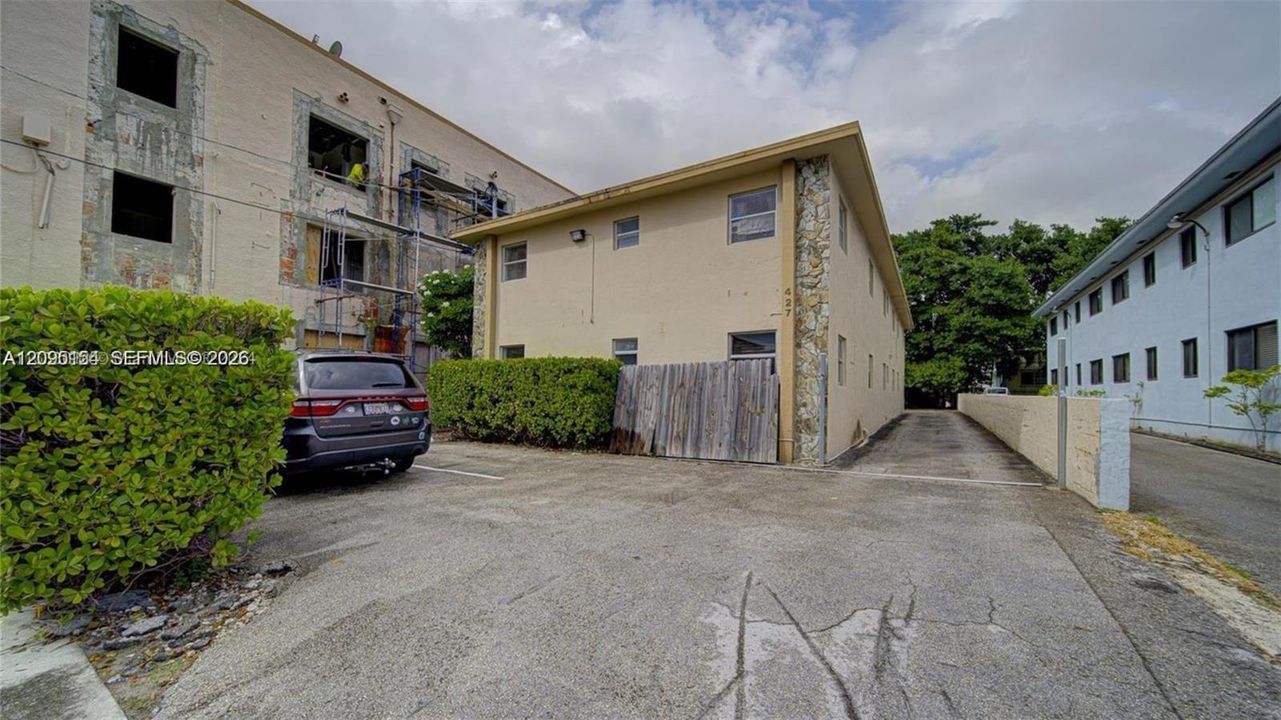 For Rent: $2,000 (2 beds, 1 baths, 4648 Square Feet)
