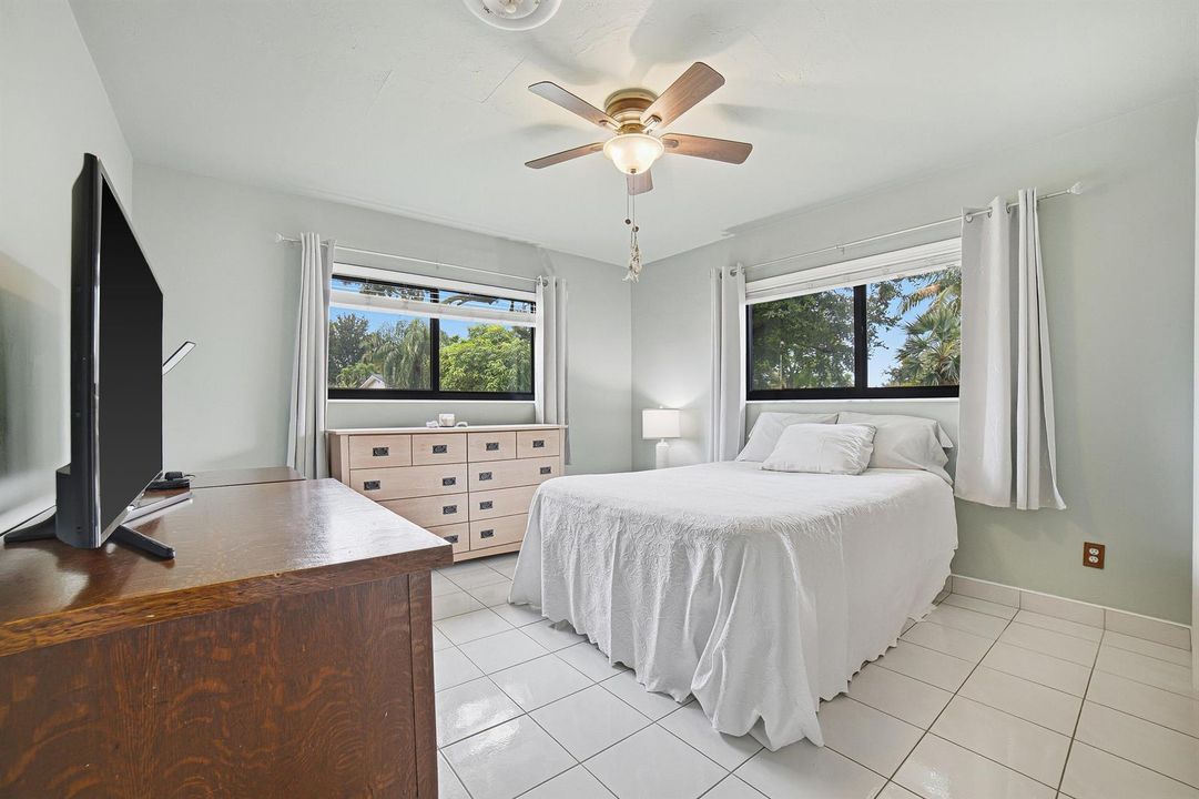 10-Bedroom2