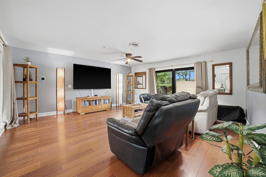 28-Livingroom