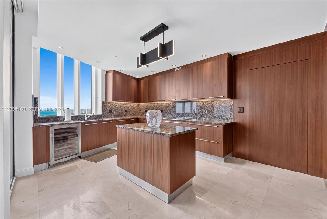 В аренду: $11,000 (3 спален, 3 ванн, 2327 Квадратных фут)