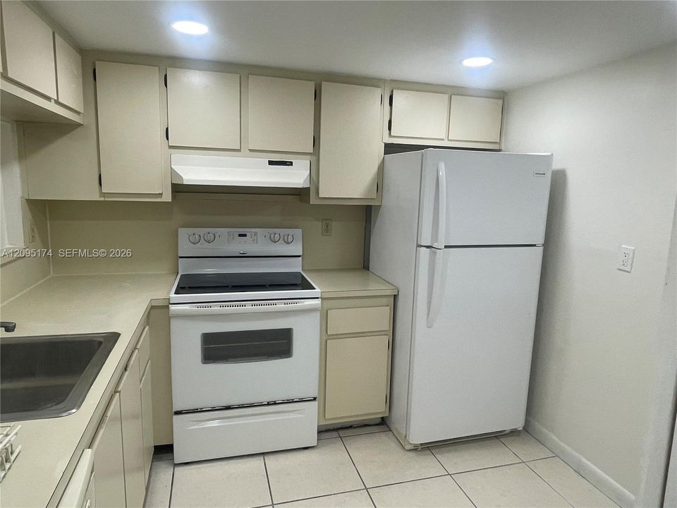 For Rent: $2,000 (2 beds, 1 baths, 760 Square Feet)