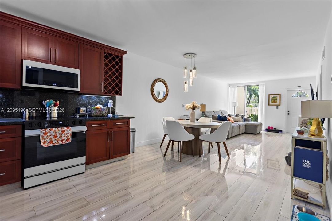 For Rent: $2,000 (1 beds, 1 baths, 776 Square Feet)
