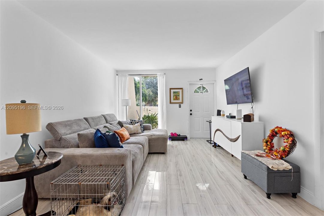 For Rent: $2,000 (1 beds, 1 baths, 776 Square Feet)