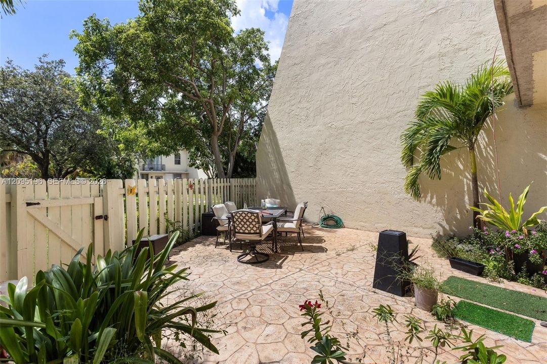 For Rent: $2,000 (1 beds, 1 baths, 776 Square Feet)