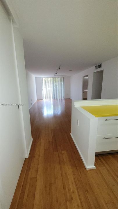 For Rent: $1,750 (1 beds, 1 baths, 714 Square Feet)