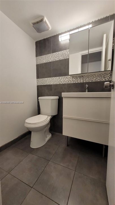 For Rent: $1,750 (1 beds, 1 baths, 714 Square Feet)