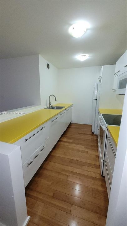 For Rent: $1,750 (1 beds, 1 baths, 714 Square Feet)