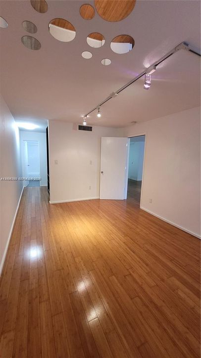 For Rent: $1,750 (1 beds, 1 baths, 714 Square Feet)