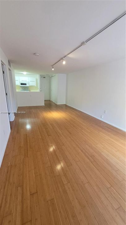 For Rent: $1,750 (1 beds, 1 baths, 714 Square Feet)